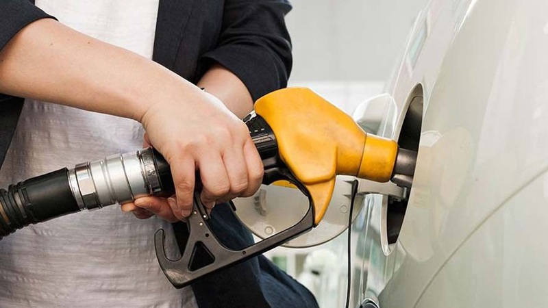 cara menghemat bbm kendaraan, Cara menghemat BBM mobil matic di kemacetan, Tips menghemat bensin motor agar tidak boros, Pengaruh tekanan ban terhadap konsumsi bahan bakar