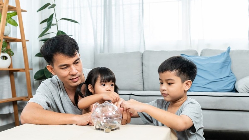 tips mengajarkan anak menabung sejak dini, Menabung sejak dini, literasi keuangan anak, tips parenting, tabungan anak, Cara mendidik anak agar hemat dan suka menabung, Manfaat menabung bagi perkembangan mental anak, Kegiatan seru mengenalkan uang pada anak usia dini